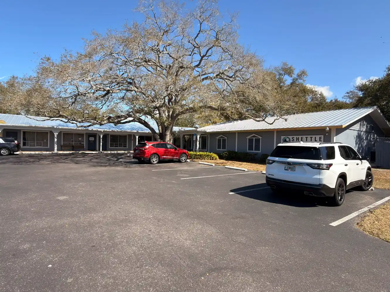 Commercial building with a well maintained roof in New Port Richey